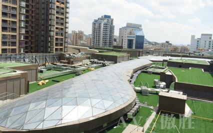 Tại sao nên dùng cỏ nhân tạo để trải mái nhà?